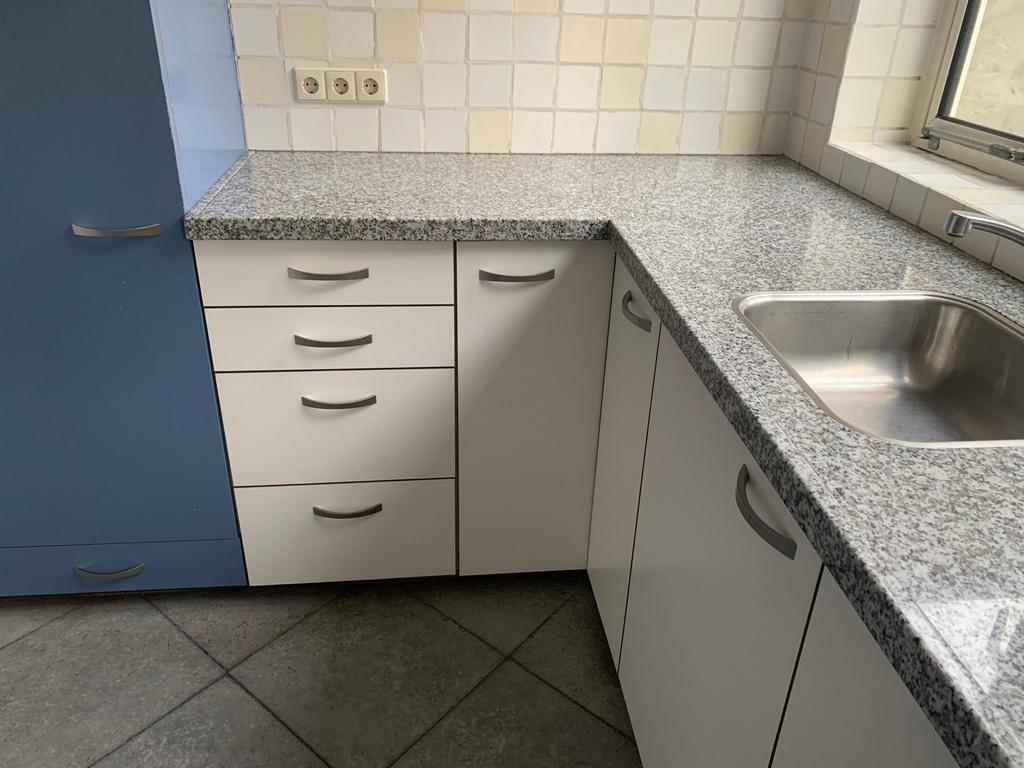 Tulp keuken met natuursteen werkblad en apparatuur, Huis en Inrichting, Keuken | Complete keukens, Ophalen, Gebruikt, Wit, Hoekkeuken