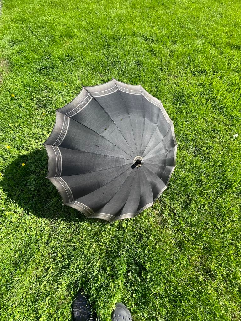 Oude zwarte paraplu met grijze rand jaren ‘20., Ophalen of Verzenden, Dames