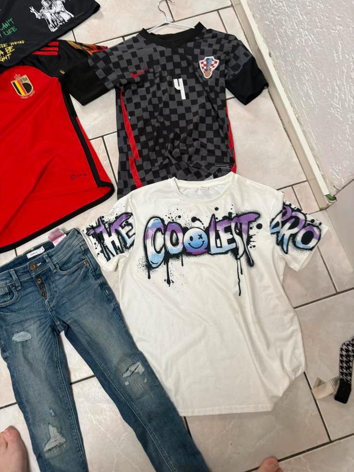 pakket met voetbalpakjes en andere leuke kleding maat 134, Kinderen en Baby's, Kinderkleding | Kinder-kledingpakketten, Zo goed als nieuw