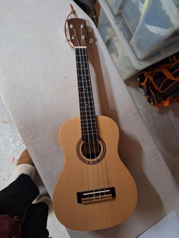 Tenor ukelele van Thomann musics beschikbaar voor biedingen