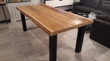 Houten eettafel met metalen poten