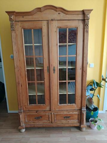 Vintage kast met mooie houtwerk details  beschikbaar voor biedingen
