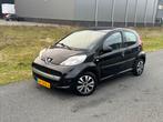 Peugeot 107 1.0 12V 5DR 2011 Zwart Airco! nap! nwe apk!, Voorwielaandrijving, 4 stoelen, Origineel Nederlands, Bedrijf