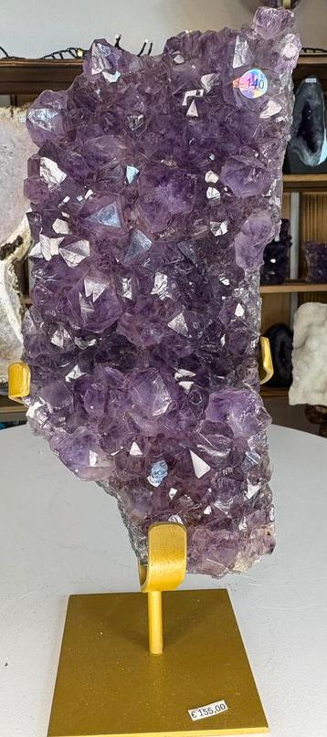 Amethist cluster op standaard beschikbaar voor biedingen