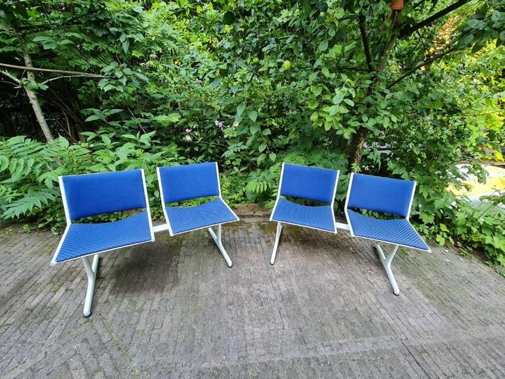 Artifort Wachtkamer bankjes - 2 stuks in 1 koop, Huis en Inrichting, Stoelen, Gebruikt, Twee, Stof, Wit, Ophalen