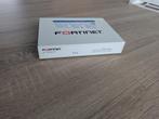 Fortinet FortiGate 61F + officiële 19" rackmount, Ophalen of Verzenden, Zo goed als nieuw, Router met modem, Fortinet Fortigate