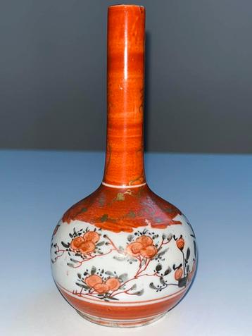 Antiek Japans KUTANI handpainted porselein vaas lange hals  beschikbaar voor biedingen