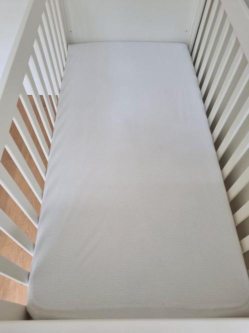 Aerosleep Evolution Matras + Lakens & Beschermers, Kinderen en Baby's, Babywiegjes en Ledikanten, Zo goed als nieuw, Ledikant