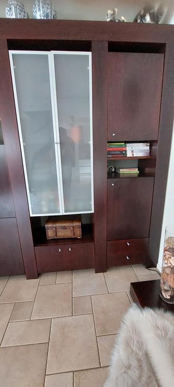 LAATSTE KANS! Degelijk, zwaar houten kast.  beschikbaar voor biedingen