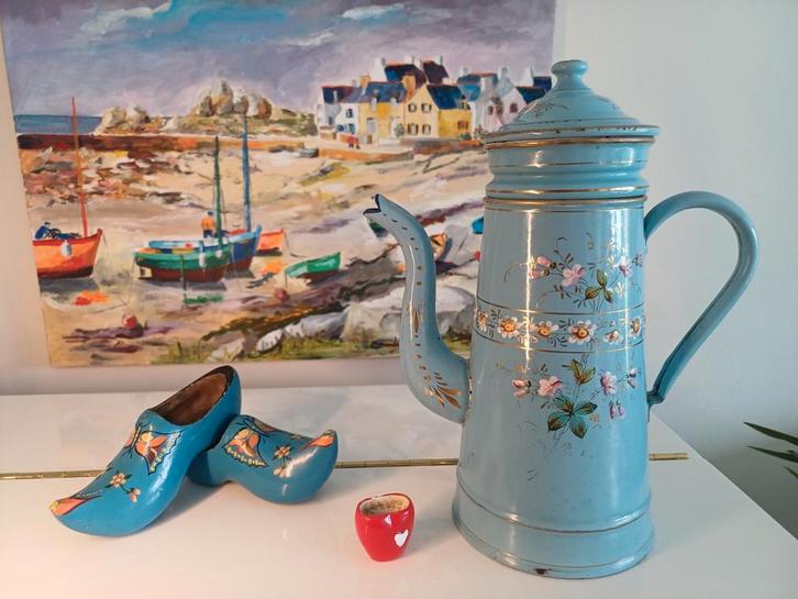 Franse Koffiepot lichtblauw,dik opgelegde bloemendecoratie, Antiek en Kunst, Antiek | Emaille, Ophalen of Verzenden