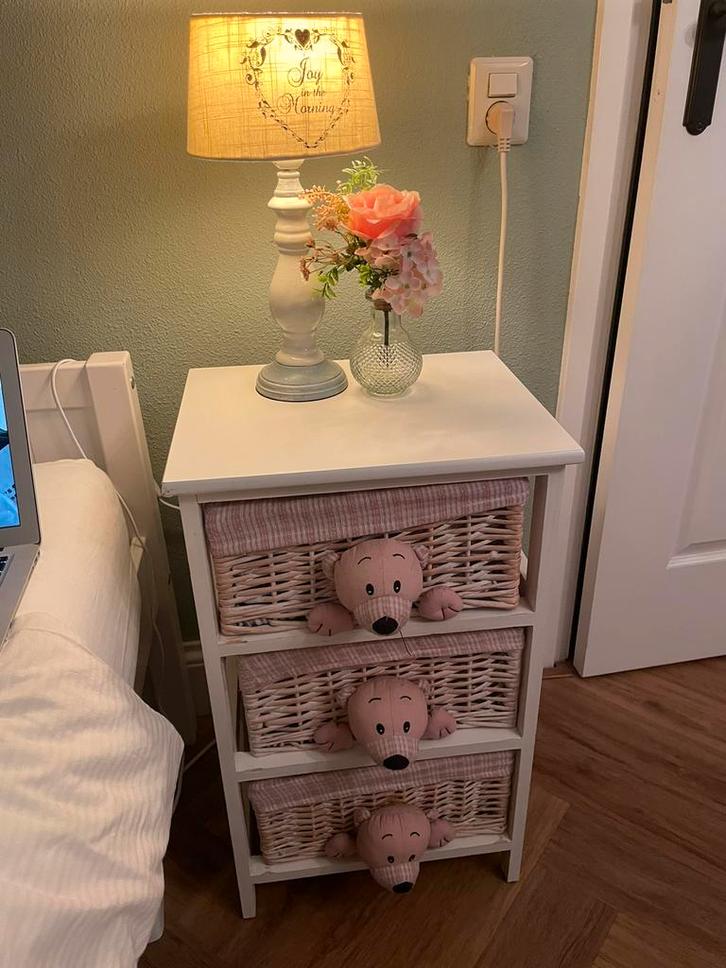 Nachtkastje meisjes kamer, Huis en Inrichting, Slaapkamer | Nachtkastjes, Gebruikt, 55 tot 70 cm, Minder dan 45 cm, Hout, Ophalen