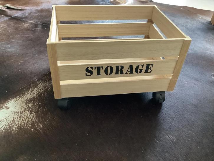 Opberg kist krat op wielen wieltjes storage houten bak hout, Huis en Inrichting, Woonaccessoires | Kisten, Zo goed als nieuw, Minder dan 50 cm