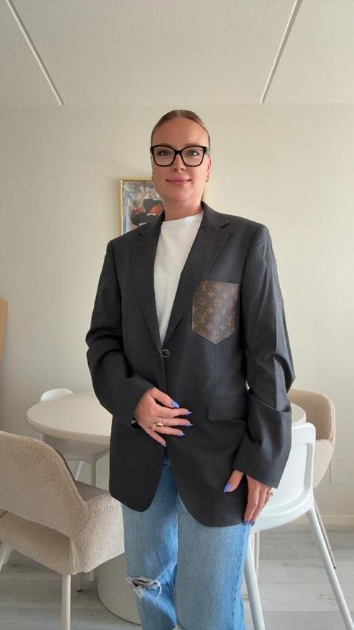 Remade grijze blazer met designer leer maat S/M, Kleding | Dames, Jassen | Zomer, Zo goed als nieuw, Maat 38/40 (M), Grijs, Ophalen of Verzenden