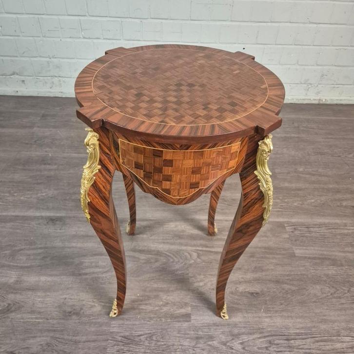 26982 Tafeltje Noten Neobarok Ø 0,50 m, Antiek en Kunst, Antiek | Meubels | Tafels, Ophalen of Verzenden