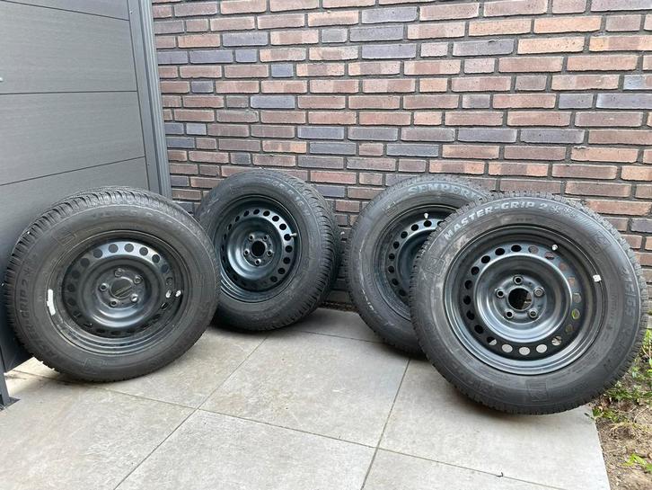 4 winterbanden 215/65 R 16 met stalen velg Master-Grip 2, Auto-onderdelen, Overige Auto-onderdelen, Nissan, Gebruikt, Ophalen