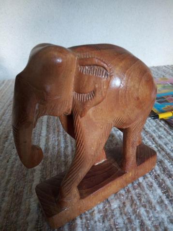 Olifant Houtsnijwerk Jaren 70  beschikbaar voor biedingen