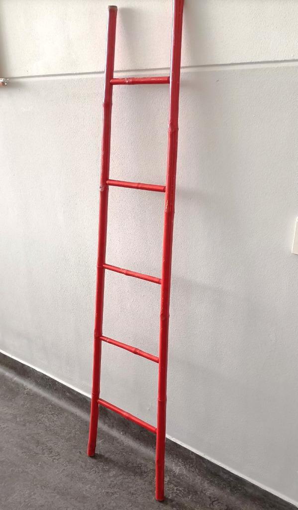 vintage decoratieve ladder handdoekenrek bamboe rood, Huis en Inrichting, Woonaccessoires | Overige, Gebruikt, Ophalen