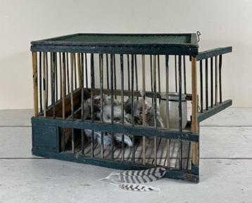 Vintage Frans groen houten vogelkooi met ruif en voerpotje beschikbaar voor biedingen