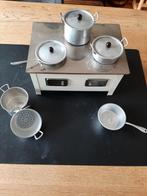 Nogtalgisch kinderfornuisje met pannetjes, Antiek en Kunst, Antiek | Speelgoed, Ophalen of Verzenden