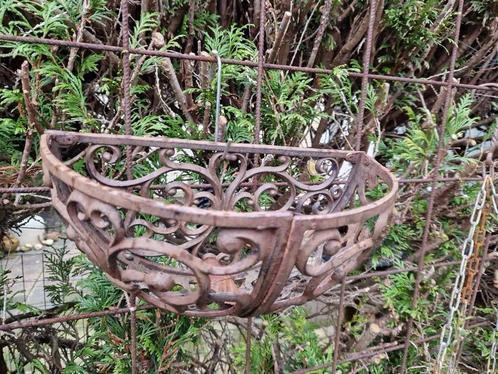 2 decoratieve halfronde gietijzeren plantenhangers(brocante), Tuin en Terras, Tuinwanddecoratie, Gebruikt, Ophalen of Verzenden