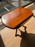 Notenhouten salon-of bijzettafel 74 cm breed en 62 cm hoog., Huis en Inrichting, Tafels | Salontafels, Ophalen, 50 tot 100 cm