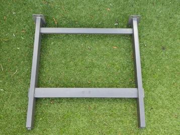 Metalen onderstel voor tafel beschikbaar voor biedingen