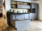 Ruime (schier)eilandkeuken met Atag en Liebherr apparatuur, Ophalen, Overige materialen, Overige typen, Grijs