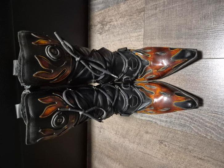 New Rock laarzen zwart met rode vlammen, Kleding | Dames, Schoenen, Gedragen, Lage of Enkellaarzen, Zwart, Ophalen of Verzenden