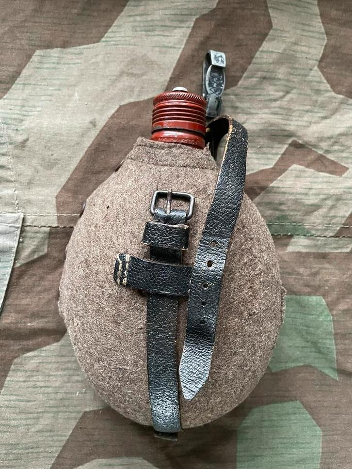 Laatoorlogse rood geëmailleerde Veldfles Duits WW2, Verzamelen, Militaria | Tweede Wereldoorlog, Landmacht, Overige typen, Duitsland
