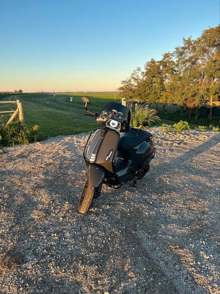 Vespa Sprint 2023 – Akrapovic | Zelioni | Custom | 80cc |, Fietsen en Brommers, Brommers | Vespa, Zo goed als nieuw, Overige modellen