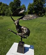 HAAS OP BLOK / bronzen beeld