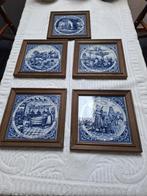 vijf Delfts blauwe tegeltjes in houten lijst, Antiek en Kunst, Ophalen of Verzenden