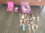 Doos met Barbie-kleding, 15 Barbies, accessoires + auto, Kinderen en Baby's, Speelgoed | Poppen, Ophalen of Verzenden, Gebruikt