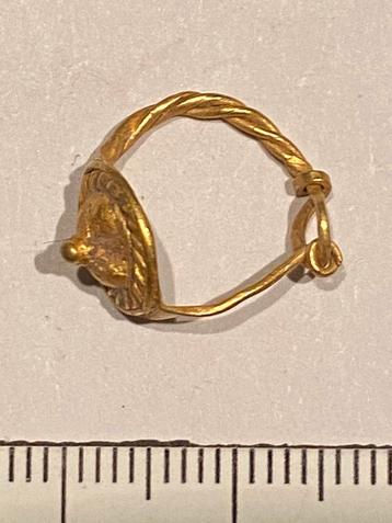 Romeinse gouden oorbel. 