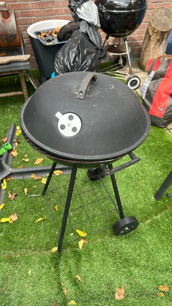 Houtskoolbarbecue met deksel en wieltjes, Tuin en Terras, Houtskoolbarbecues, Zo goed als nieuw, Ophalen of Verzenden