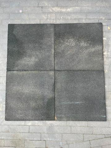 Rubberen tegels 50 x 50 speeltuin beschikbaar voor biedingen