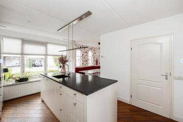 Complete keuken met kookeiland beschikbaar voor biedingen