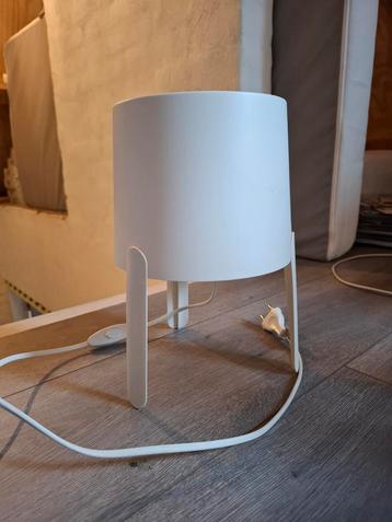 Witte tafellamp - Modern Design beschikbaar voor biedingen