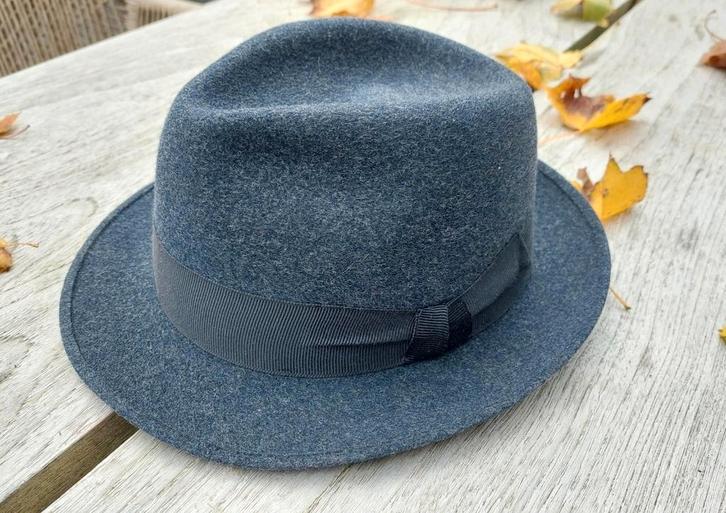 Vintage gleufhoed grijsblauw wol/vilt maat 56 Transvalia, Kleding | Dames, Hoeden en Petten, Zo goed als nieuw, Ophalen of Verzenden