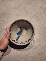 Handgemaakte keramische kom met blauwe vogel, Antiek en Kunst, Antiek | Keramiek en Aardewerk, Ophalen of Verzenden