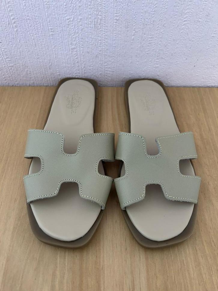 Hermes Slippers - Stijlvol en Comfortabel, Kleding | Dames, Schoenen, Nieuw, Slippers, Beige, Ophalen of Verzenden