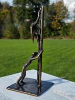 TOGETHER TO THE TOP / Bronzen beeld