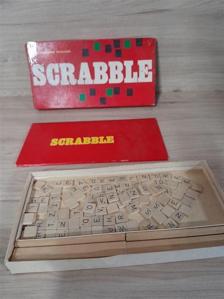 Scrabble rode doos - s3146, Hobby en Vrije tijd, Gezelschapsspellen | Bordspellen, Zo goed als nieuw, Ophalen of Verzenden