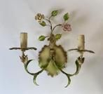 Antieke dubbele metalen Franse wandlamp met porseleinen roos