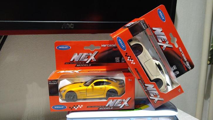Welly Mercedes-Benz AMG GT-R V8 BiTurbo Sunbeam Yellow Wit, Hobby en Vrije tijd, Modelauto's | Overige schalen, Nieuw, Auto, Ophalen of Verzenden