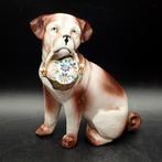 Antiek Victoriaans Hondje met Bloemenmandje  14,5cmh, Ophalen of Verzenden