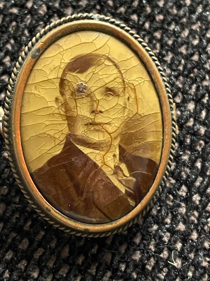 Vintage Broche met portret (wd30), Sieraden, Tassen en Uiterlijk, Broches, Gebruikt, Brons, Bruin, Minder dan 4 cm, Ophalen of Verzenden