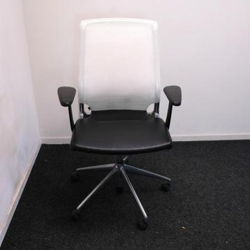 Vitra Meda Chair, Bureaustoel, Witte Netweave rug, Leder beschikbaar voor biedingen