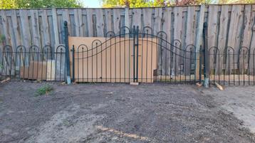 Smeedijzeren hekwerk met inrijpoort, donker groen. beschikbaar voor biedingen