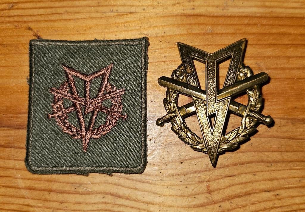 MLV speld met borstembleem, Ophalen of Verzenden, Landmacht, Nederland, Embleem of Badge